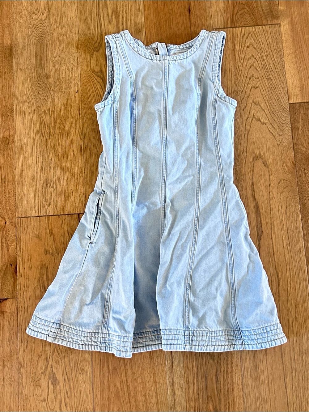 Sleeveless denim dress with pockets